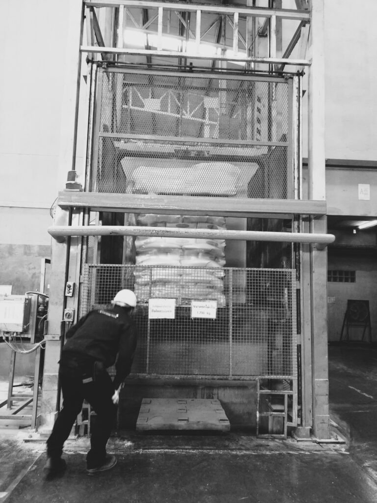 บริการตรวจสอบ ตรวจเครน ตรวจปั้นจั่น ตรวจLPG Forklift ตรวจหม้อไอน้ำ ตรวจBoiler ตรวจ Hot Oil อบรม ออกแบบ คำนวณ ออกเอกสารรับรองความปลอดภัย การตรวจสอบประจำปี ให้เช่า ขาย ติดตั้ง ซ่อม สร้าง แก้ไข ซ่อมบำรุง อบรมเครน ปั้นจั่นอยู่กับที่ (Stationary Crane, Overhead Crane Tower Crane) ปั้นจั่นเคลื่อนที่ (Mobile Crane) ปั้นจั่นนอกชายฝั่ง (Offshore Crane, Pedestal crane) ระบบไฮดรอลิก (Hydraulic System) รถยก (Forklift, LPG Forklift) หม้อไอน้ำ (Boiler) ภาชนะความดัน (Pressure Vessel) ระบบดับเพลิงประกอบอาคาร ระบบสุขาภิบาล ระบบน้ำประปา สิฟต์โดยสารหรือลิฟต์ขนส่งวัสดุ บันไดเลื่อน(Escalator) มอร์เตอร์ไฟฟ้า เครื่องจักรกลทุกชนิด ระบบปรับอากาศ ระบบทำความเย็น ระบบชิลเลอร์(Chiller System) ระบบทำความร้อน ระบบโซลาร์เซลล์ ปั๊มน้ำโซลาร์เซลล์ งานระบบไฟฟ้า เครื่องปั่นไฟ เครื่องจักรอุตสาหกรรมทุกชนิด ระบบสายพานลำเลียง งานวิศวกรรมเครื่องกลและระบบงานด้านวิศวกรรมไฟฟ้าต่าง ๆ ทั้งโรงงาน LPG Forklift Overhead Crane Tower Crane Pedestal crane