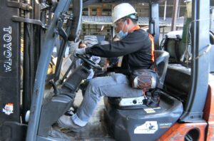 บริการตรวจสอบ ตรวจเครน ตรวจปั้นจั่น ตรวจLPG Forklift ตรวจหม้อไอน้ำ ตรวจBoiler ตรวจ Hot Oil อบรม ออกแบบ คำนวณ ออกเอกสารรับรองความปลอดภัย การตรวจสอบประจำปี  ให้เช่า ขาย ติดตั้ง ซ่อม สร้าง แก้ไข ซ่อมบำรุง  อบรมเครน ปั้นจั่นอยู่กับที่ (Stationary Crane, Overhead Crane Tower Crane) ปั้นจั่นเคลื่อนที่ (Mobile Crane) ปั้นจั่นนอกชายฝั่ง (Offshore Crane, Pedestal crane) ระบบไฮดรอลิก (Hydraulic System)  รถยก (Forklift, LPG Forklift)  หม้อไอน้ำ (Boiler) ภาชนะความดัน (Pressure Vessel) ระบบดับเพลิงประกอบอาคาร ระบบสุขาภิบาล ระบบน้ำประปา สิฟต์โดยสารหรือลิฟต์ขนส่งวัสดุ  บันไดเลื่อน(Escalator)  มอร์เตอร์ไฟฟ้า เครื่องจักรกลทุกชนิด ระบบปรับอากาศ ระบบทำความเย็น ระบบชิลเลอร์(Chiller System) ระบบทำความร้อน ระบบโซลาร์เซลล์ ปั๊มน้ำโซลาร์เซลล์ งานระบบไฟฟ้า เครื่องปั่นไฟ เครื่องจักรอุตสาหกรรมทุกชนิด ระบบสายพานลำเลียง งานวิศวกรรมเครื่องกลและระบบงานด้านวิศวกรรมไฟฟ้าต่าง ๆ ทั้งโรงงาน LPG Forklift Overhead Crane Tower Crane Pedestal crane